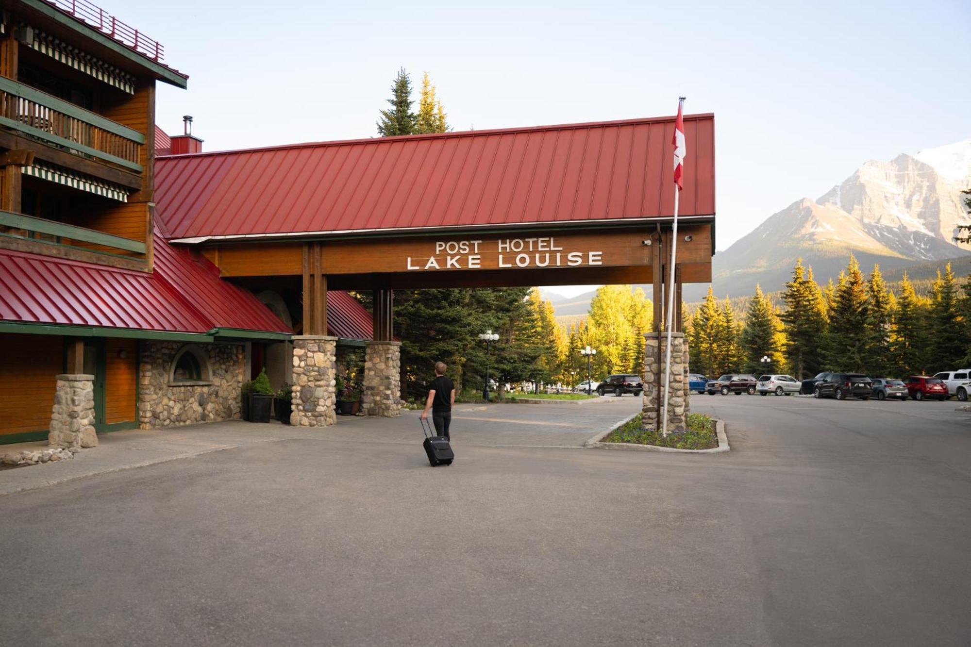 Post Hotel & Spa Lake Louise Exterior photo